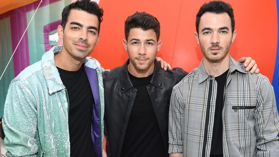 ¡Los Jonas Brothers sorprendieron a una fan que se encontraba en quimioterapia!